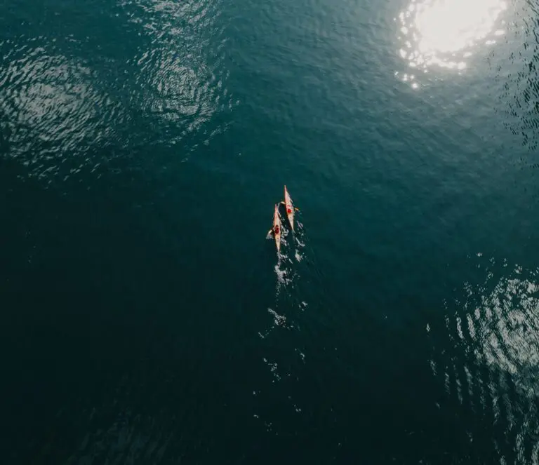 2 kayaks in water, drone view - Kajakken - Noorwegen fjord - wandelen in Noorwegen - kayaking - vanaf luchthaven Brussel