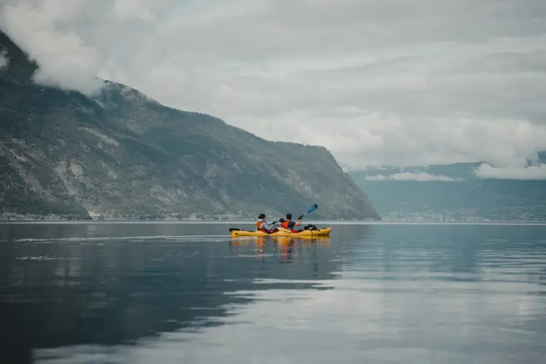 2 kayakkers in the fjords in Norway