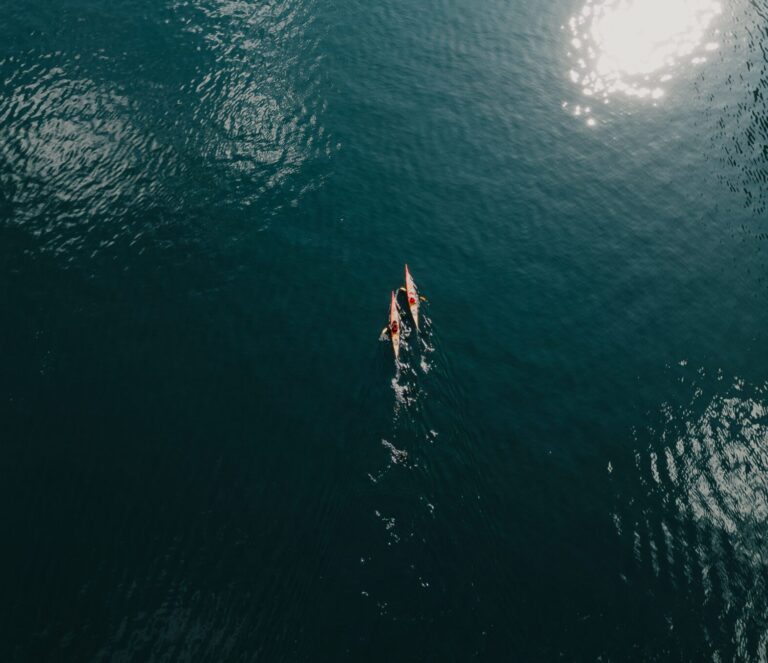 2 kayaks in water, drone view - Kajakken - Noorwegen fjord - wandelen in Noorwegen - kayaking - vanaf luchthaven Brussel
