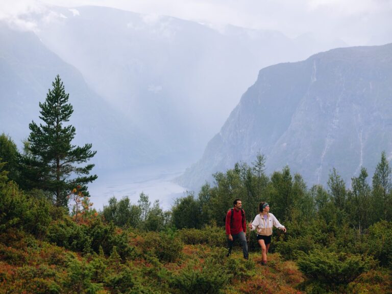 2 randonneurs avec vue sur les fjords - Kayak - Fjord de Norvège - randonnée en Norvège - kayaking - depuis l'aéroport de Bruxelles