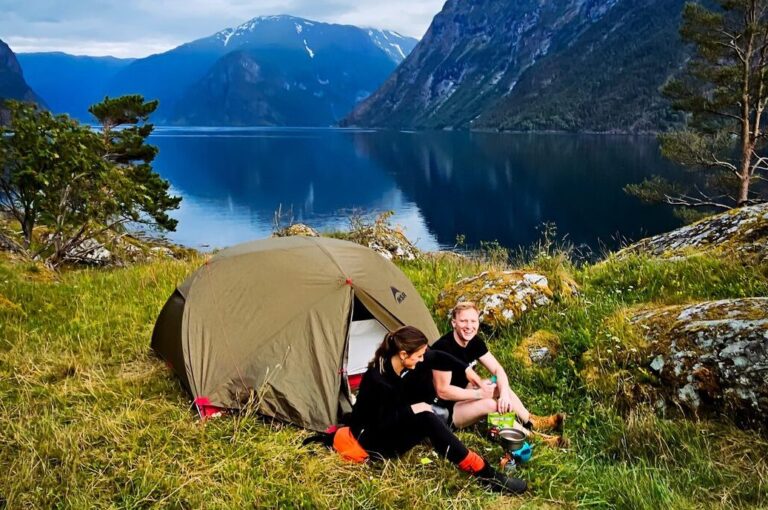 2 personnes camping dans le Nærøyfjord - Kayak - fjord de Norvège - randonnée en Norvège - kayak - depuis l'aéroport de Bruxelles