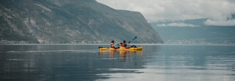 2 kayakkers in the fjords in Norway - Kajakken - Noorwegen fjord - wandelen in Noorwegen - kayaking - vanaf luchthaven Brussel